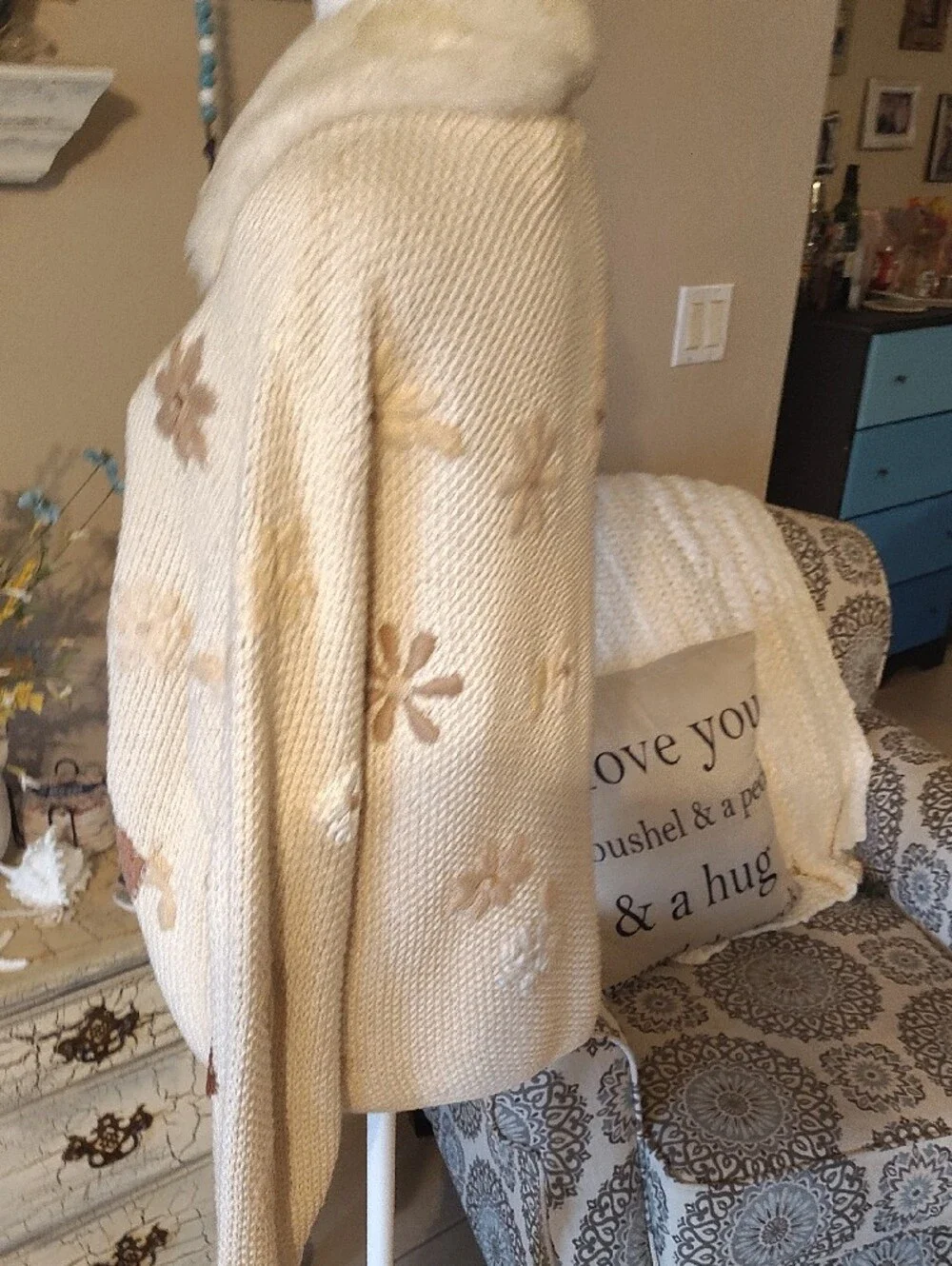 Vintage Cream Floral Applique Knit Cardigan with Faux Fur Collar - Picture 4 of 9